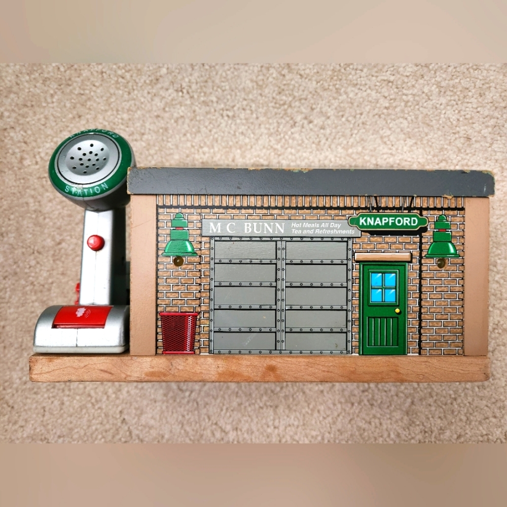 2007 Thomas the Train Knapford Station with microphone and light up sounds